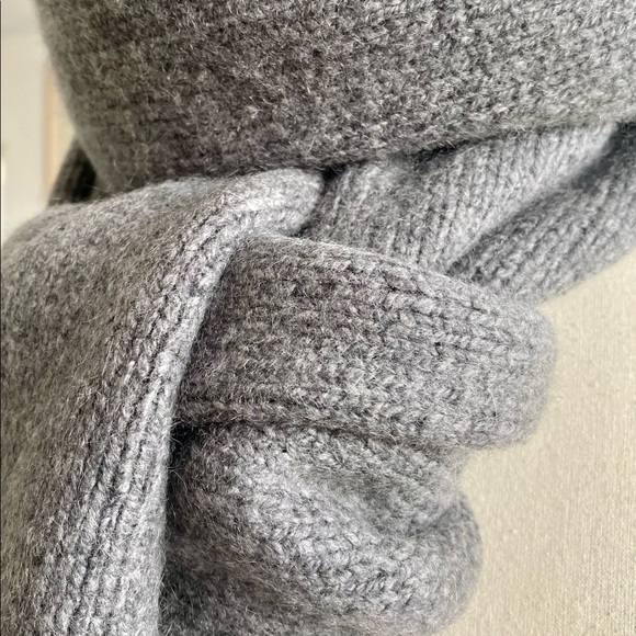 Authentic Burberry 100% Cashmere Scarf - Picture 3 of 8